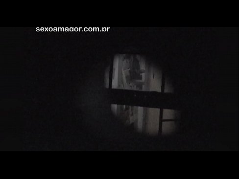 ❤️ Blondie wird heimlich von einem Voyeur aus der Nachbarschaft gefilmt, der sich hinter Hohlblocksteinen versteckt ❤️❌ Porno bei uns ❌️