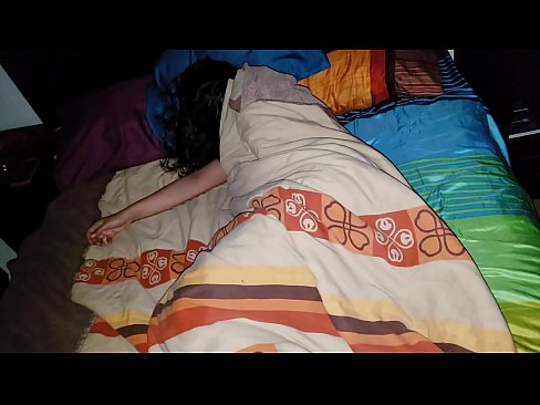 ❤️ Stiefsohn beschimpft seine junge Stiefmutter, während sie schläft. ❤️❌ Porno bei uns ❌️